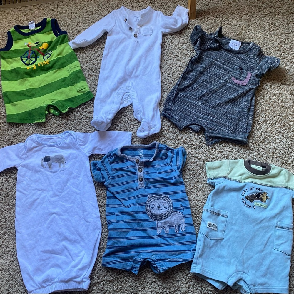 Baby clothes! 0-3 month, newborn outfit fits like 0-3 month.